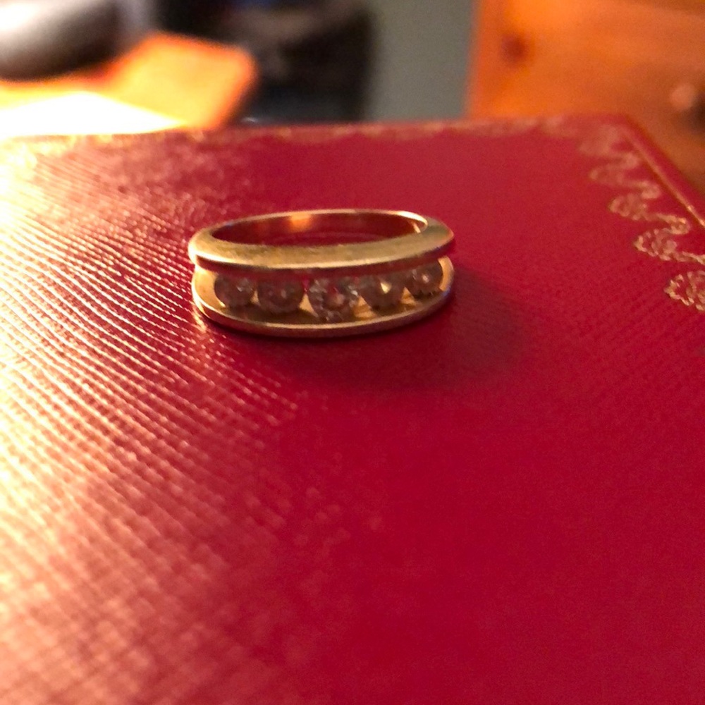 5 diamond stone wedding ring